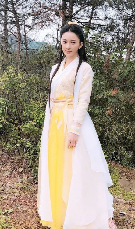 黄衫女子到底叫什么名字?答案就藏在金庸先生的这句诗里,很美