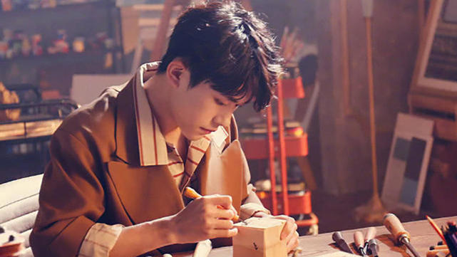 易烊千玺做木雕,无意带火了"握笔"姿势