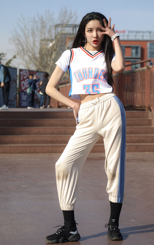 "女装大佬"艾比换路线了?当她露出额头后:终于相信是个男生了