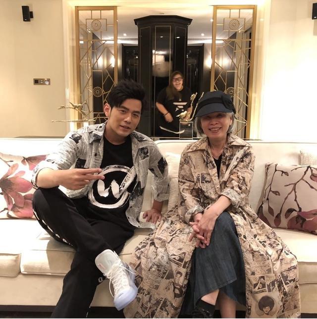 周杰伦|周杰伦晒妈妈近照，身着连衣裙抱宠物端坐气质佳，被儿子猛夸时尚