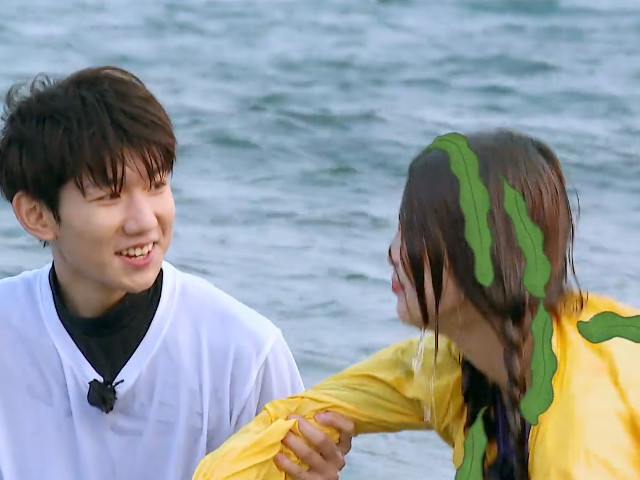 杨超越掉进海里本能的抱住王源,谁注意王源的表情?节目组慌了!