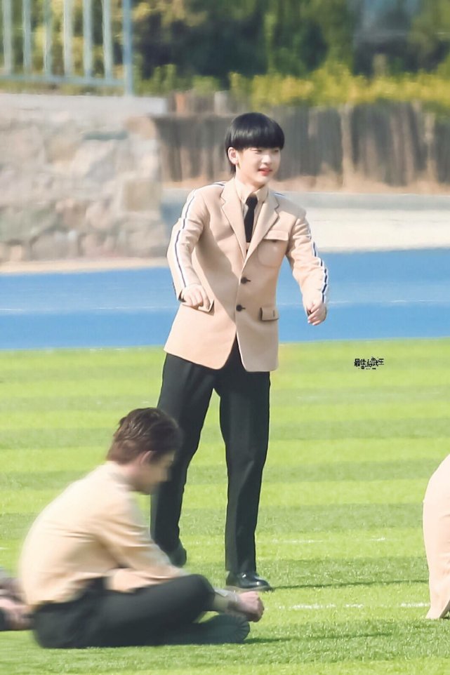 周震南大花衣裳亮相!当看到他脚上的拖鞋,粉丝:忍不住想笑