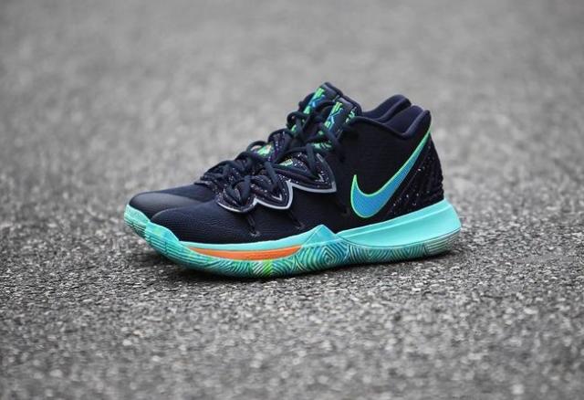 泼墨鞋面的"ufo",欧文5新配色,颜值不输"笑脸"配色!