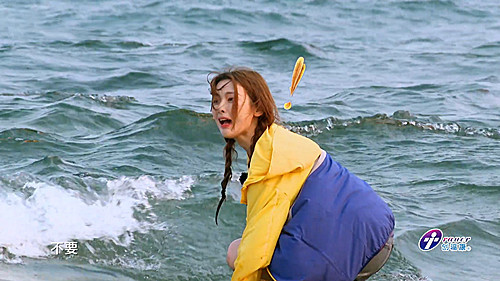 杨超越意外落水,谁注意王源在施救时不安分的小手?弹幕网友炸锅