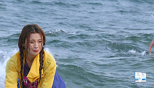 杨超越意外落水,谁注意王源在施救时不安分的小手?弹幕网友炸锅