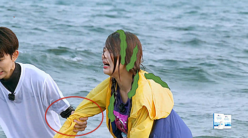 杨超越意外落水,谁注意王源在施救时不安分的小手?弹幕网友炸锅