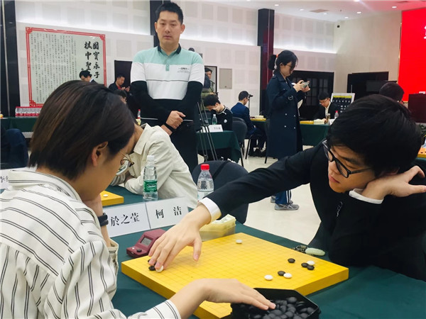 图说:柯洁与於之莹在比赛中
