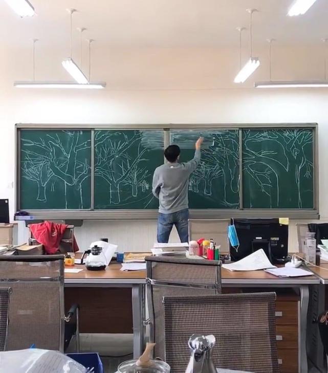 男教师在黑板前画画,开始是小学生水平,看到成品后,惊艳众人