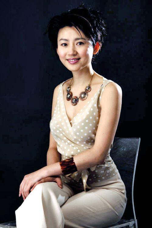 曾被誉为最美央视女主持,51岁依然气质出众,却膝下无子!