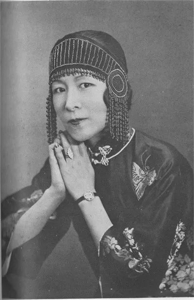 1903年归国后,她和姐姐裕德龄被推荐入宫担任慈禧太后的御前女官和