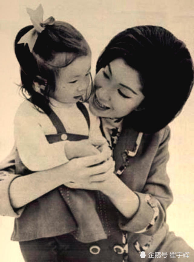 13张老照片,东方美人乐蒂与爱女小明明,温馨的场景让人感动