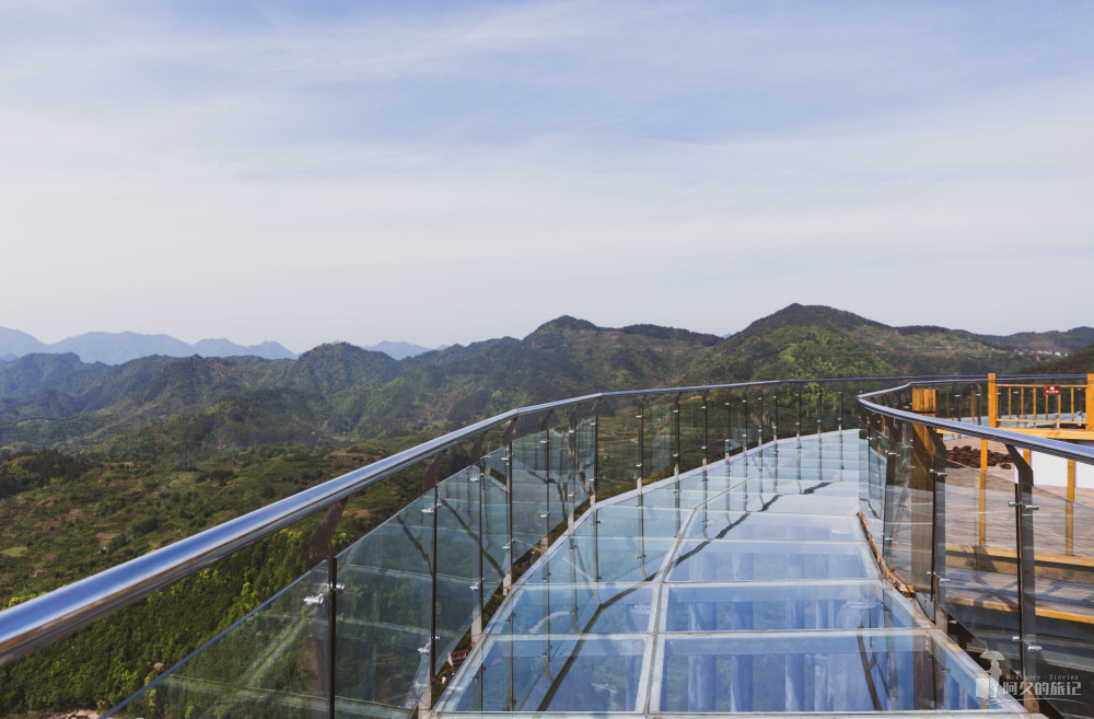 浙江又一网红玻璃栈道!形状像古琴 拥有360度观景平台