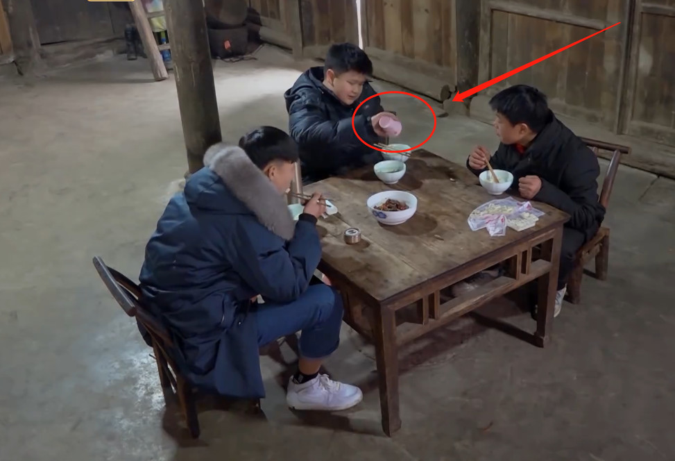 变形计:最年轻"富二代,看仔细他用的水杯,总算买得起同款了