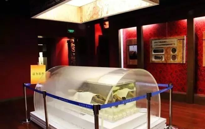 迎宾,以双龙汉墓的47件文物为主线,以汉代古尸"凌惠平"的展示为核心