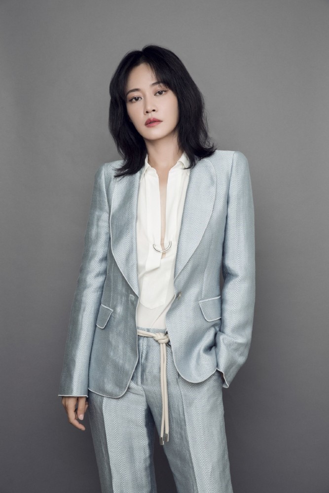 她是《延禧攻略》高贵妃,穿银色西装配低领衬衫,凹造型帅气十足