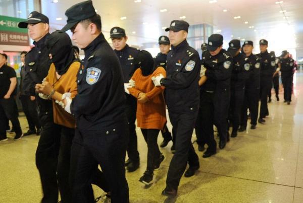 假借脱贫攻坚搞诈骗这个犯罪团伙被抓郑州市公安局长押解