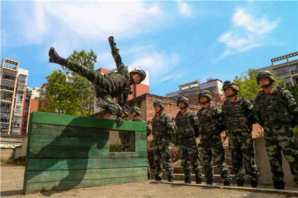 捕歼战斗,武装奔袭等高强度技能训练热火朝天;四百米障碍,擒拿格斗