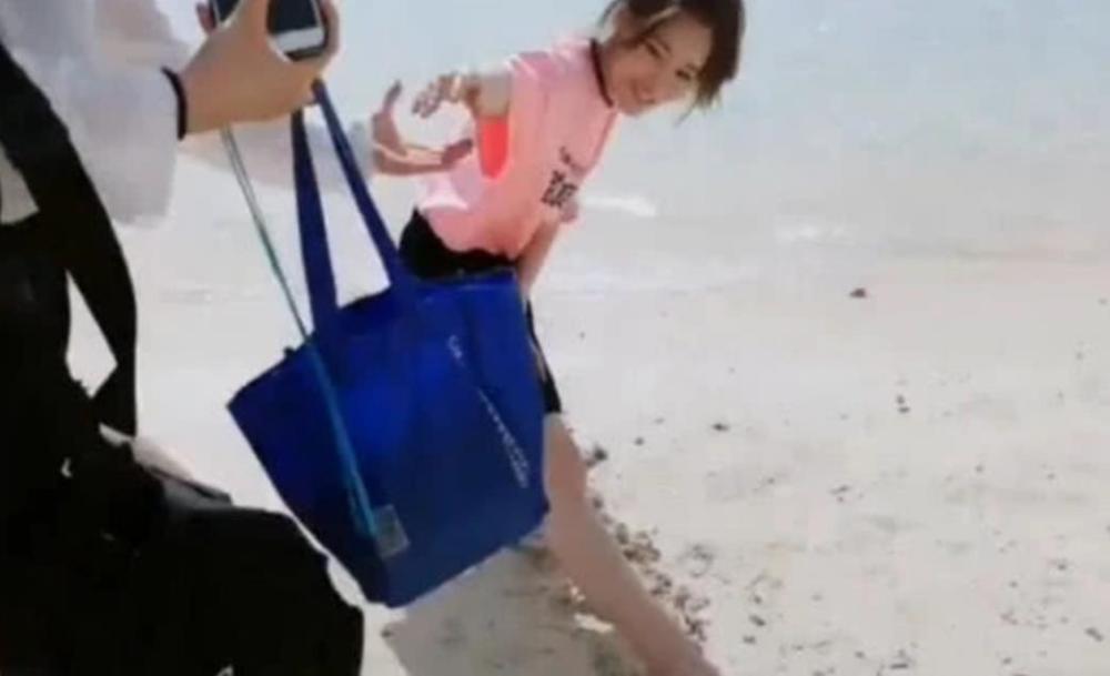 冯提莫直播海边练"劈叉"差点站不起来,网友:太有趣了!