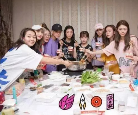 央视导演袁晶批评新人耍大牌,言语中难掩怒气,网友:不红有原因