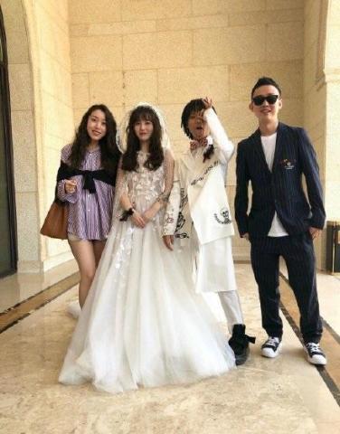 唱《老大》的布瑞吉结婚了!gai到场祝福,婚礼服装格外抢镜