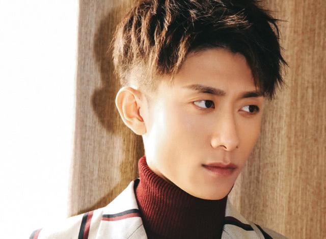 张一山主演鹿鼎记开拍为了演好角色剃了光头非常敬业