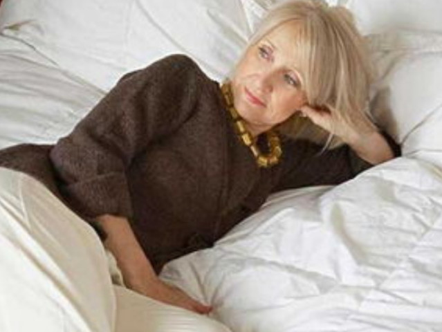 女性快绝经时,身体出现这三个征兆,看看