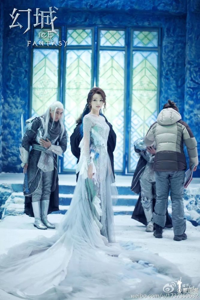 "人鱼公主"麦迪娜与姜潮的低调恋情甜蜜美好,时尚穿搭更胜一筹