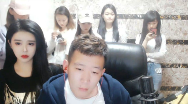 舞帝小白龙拜师利哥,虽皆大欢喜,但可能赢了利益却伤了师徒感情