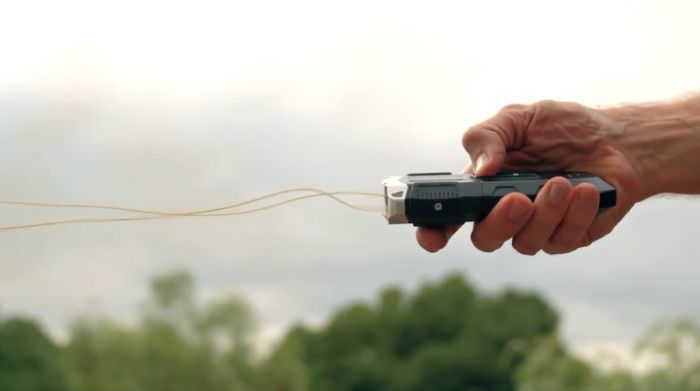 美国警察用的这个武器,简直就是现代版的"捆仙绳"啊!