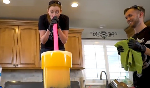 国外小伙制作的超大杯珍珠奶茶你想尝试一下吗一起来见识下