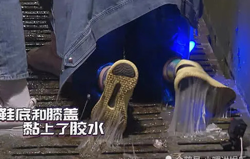 欧阳娜娜穿aj去打工!杨幂上万的鞋子直接踩胶水,网友:好心疼