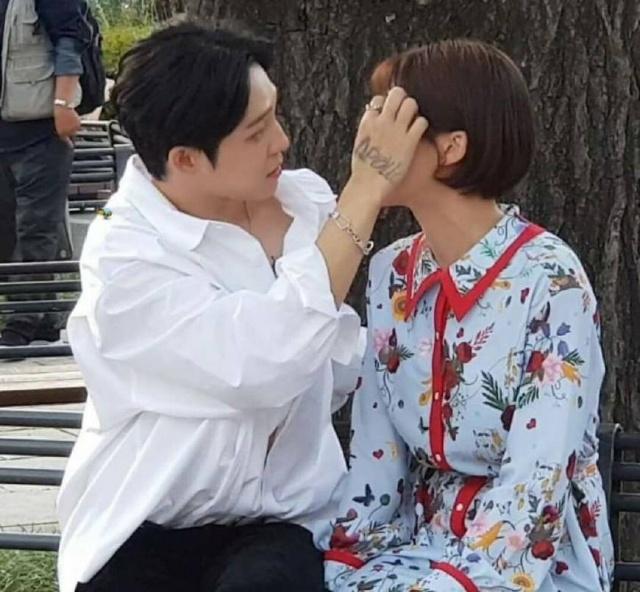 南太铉承认恋情后首度与女友同框,张才人妆容精致,鼻孔太抢镜