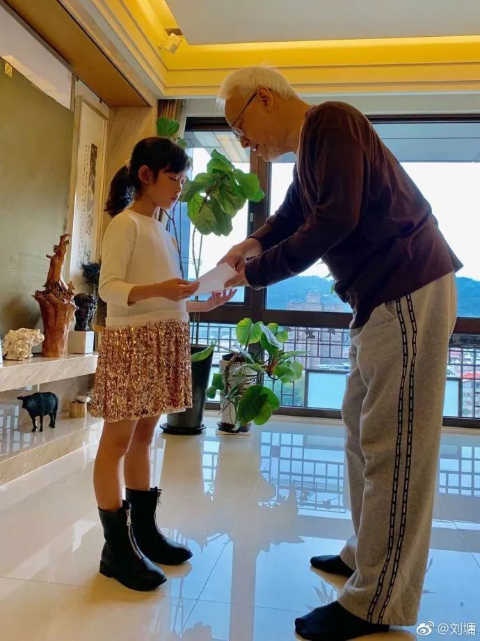 刘墉教孙女朗读 刘墉也发现,这两年他收到越来越多的读者来信,都是