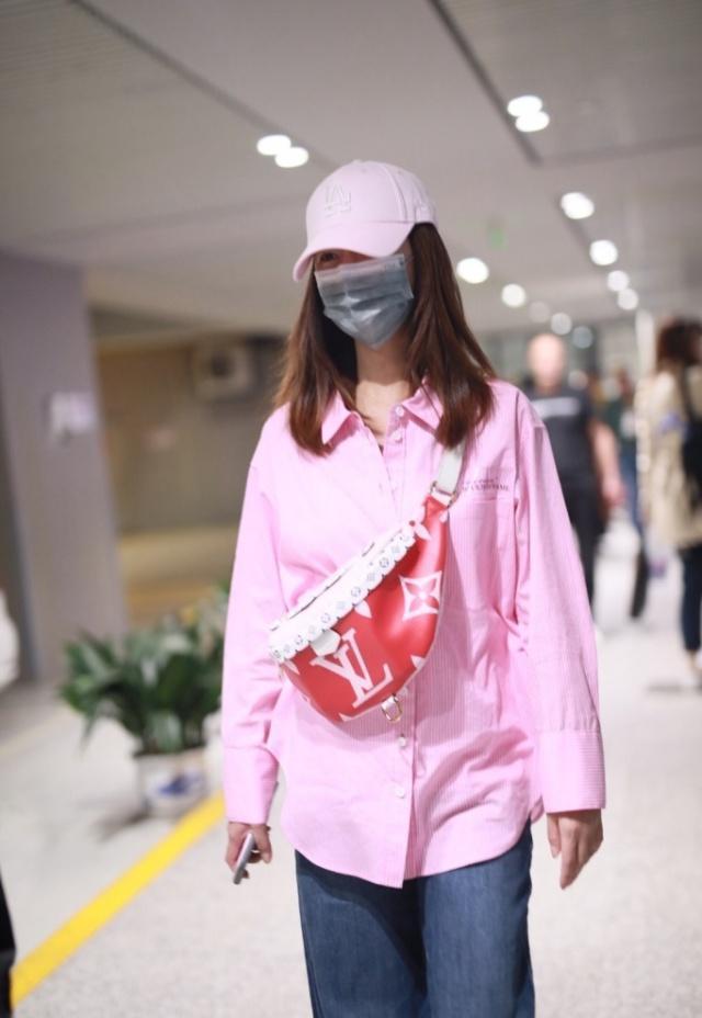 43岁林心如穿一身粉色走机场,本想装次嫩,显老10岁成土大妈