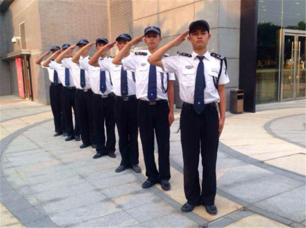 现在有的物业公司都找近七十岁的人做保安.值班室成了养老院了.