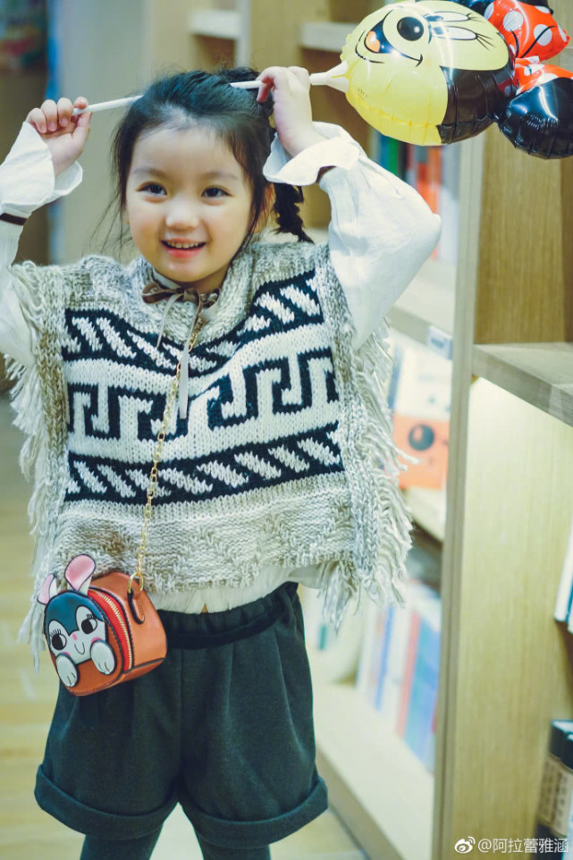阿拉蕾近照,镜头下掉了两颗门牙的蕾宝自信可爱依旧却又惹人担心