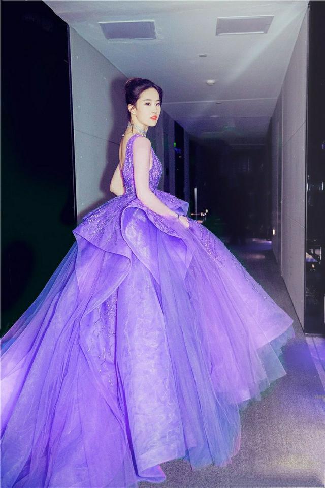 刘亦菲身材走样!黑天鹅长裙也救不了她,是胖了还是溜肩的错?