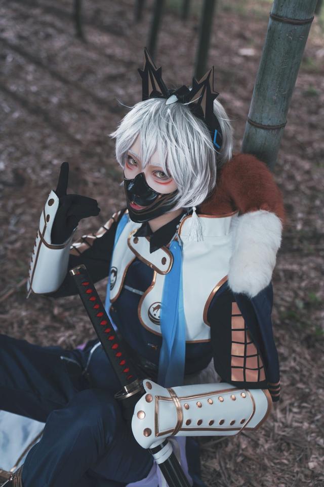 小哥哥cos 刀剑乱舞 鸣狐极化 面具造型很帅哟