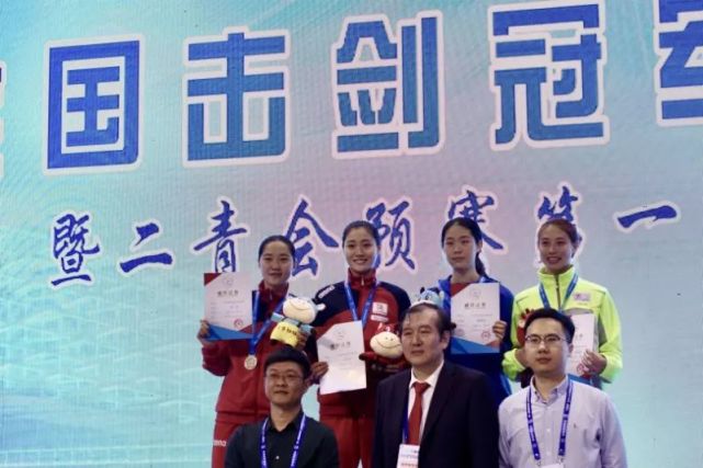 在领奖台上,石雅楠脸上露出自信的笑容.她来自咱们如东!