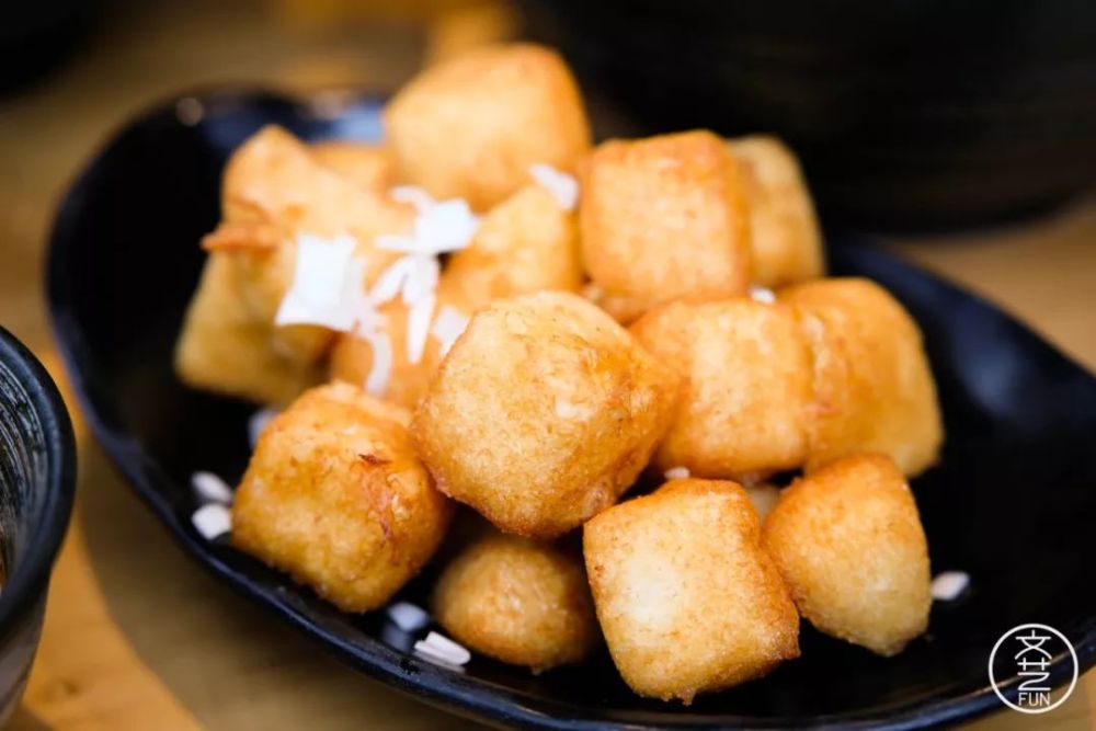 炸馍块,将馍块在蛋液里浸足了时辰,开火,炸出这一框金黄q弹,食客吃