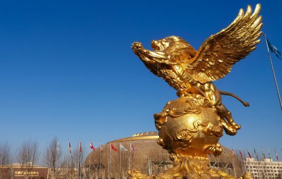 在天津天狮的门口,矗着一头庞大的飞狮,天津人都知道,这头飞狮,光表面