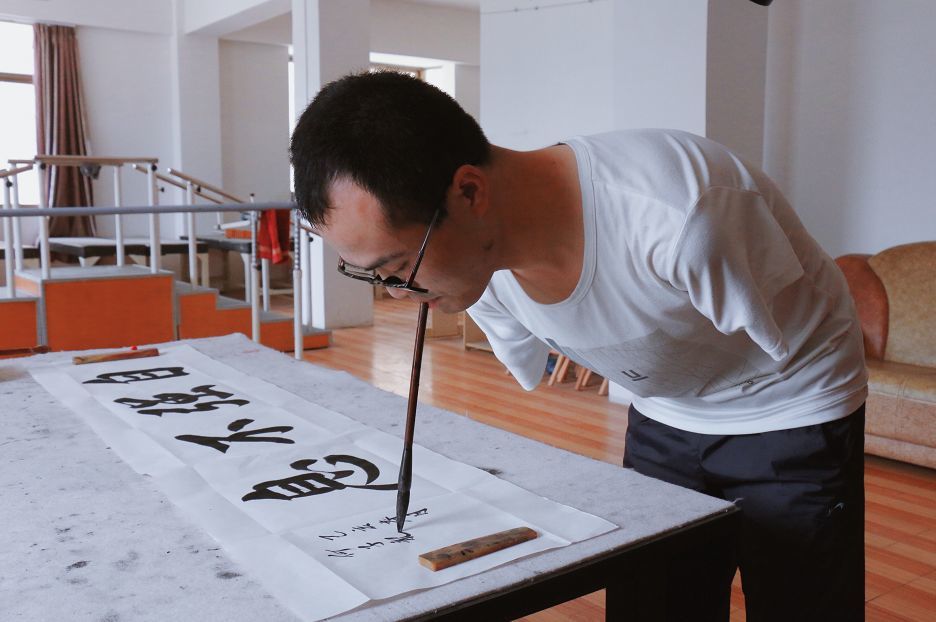 书法"何子龙的口书传奇播出了青田一名无臂小伙cctv-3综合频道《向