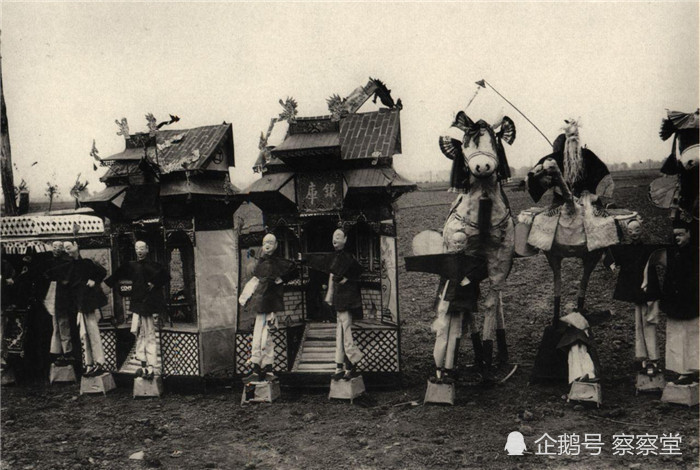 葬礼上的纸人纸马,活灵活现.