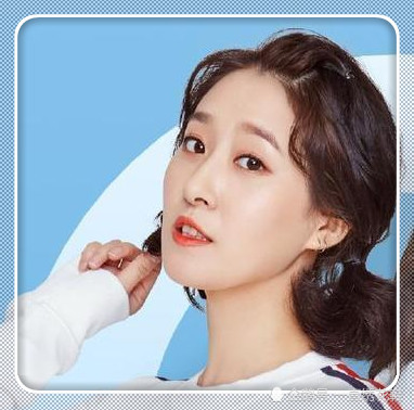 蔡徐坤疑似有女朋友,同款戒指耳钉,还是个宝藏女孩