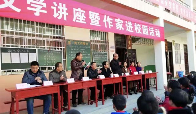 中国福布斯作家排行榜_上海80后男子因结缘央视一姐张泉灵,2年时间挤进中国作家富豪榜(2)