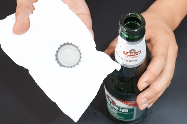 开啤酒根本不用开瓶器,徒手一拧就能开啤酒瓶