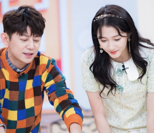 关晓彤的冰箱被何炅称赞有加,可谁注意到矿泉水?贫穷能限制想象