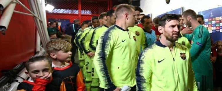 欧冠巴萨首回合战胜曼联,卢卡库母亲到场,却抱着梅西不放.