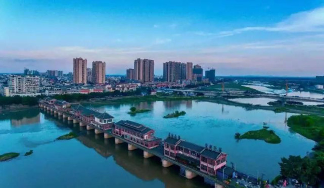 尽享优悦西江沿岸泛滨江新城作为城市发展的新兴区域,囊括了崇州域内