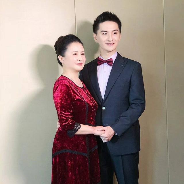 李瑞和新娘举行婚礼时候的场景也被曝光,李瑞与自己的妻子深情互望,很